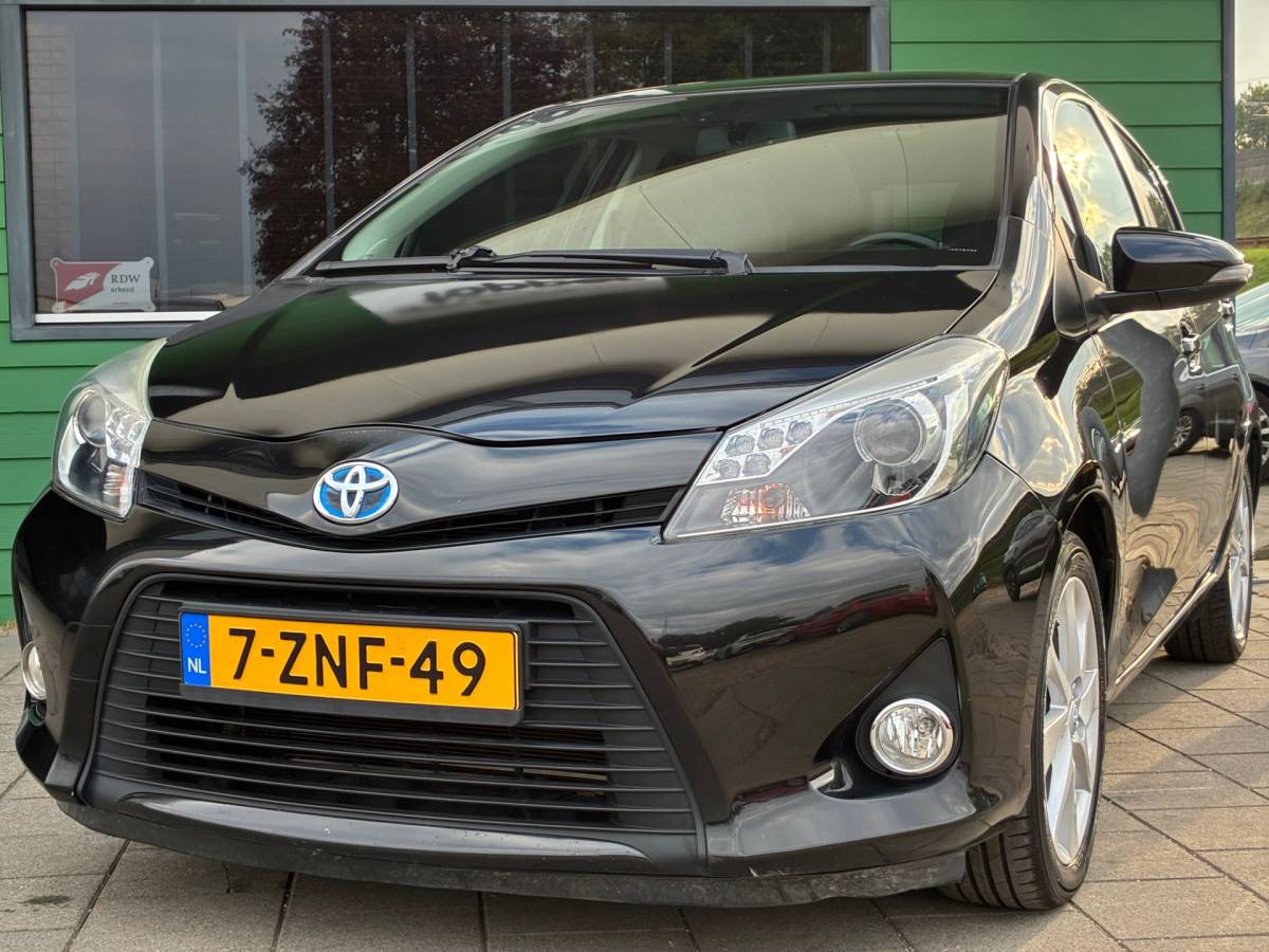 Toyota Yaris Toyota Yaris 1.5 Full Hybrid Aspiration|Automaat|Panoramadak|Navigatie|Camera|CruiseControl|Climatronic|LM-Velgen|Nieuwe APK|