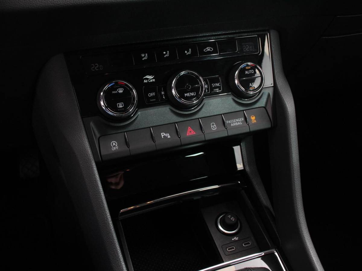 Škoda Karoq Skoda Karoq 1.5 TSI 150pk DSG Ambition Navigatie Apple Carpla/Android Auto Camera Climate Control Adaptive Cruise control Lichtmetalen Velgen