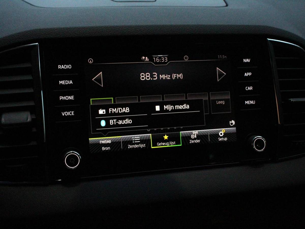 Škoda Karoq Skoda Karoq 1.5 TSI 150pk DSG Ambition Navigatie Apple Carpla/Android Auto Camera Climate Control Adaptive Cruise control Lichtmetalen Velgen