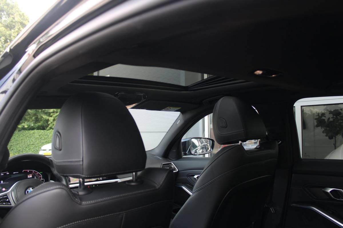 BMW 3 Serie BMW 3-serie 330e M-Sport Shadow | Pano | Laser | Memory | HUD | 360 | ACC