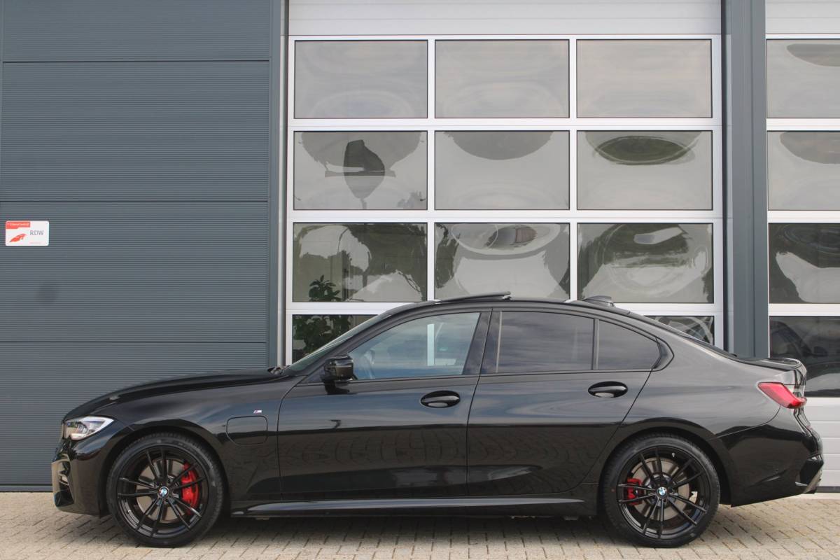 BMW 3 Serie BMW 3-serie 330e M-Sport Shadow | Pano | Laser | Memory | HUD | 360 | ACC