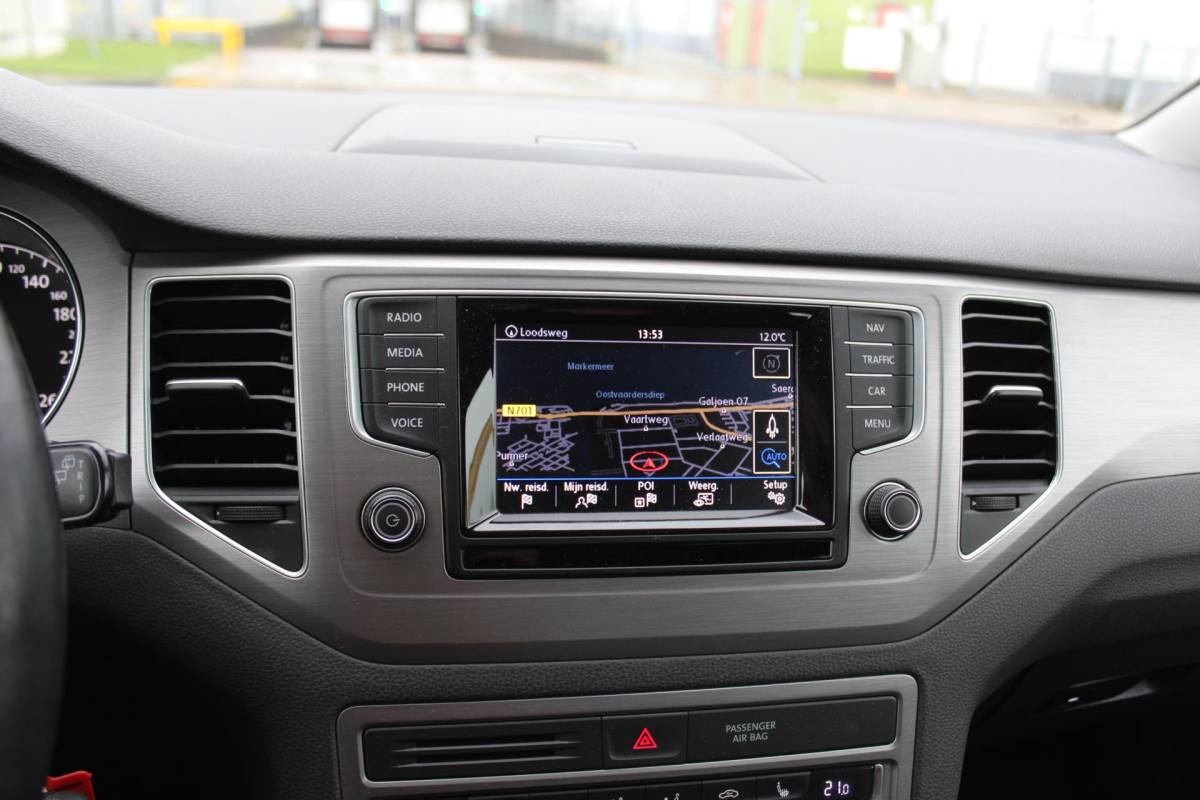 Volkswagen Golf Sportsvan Volkswagen Golf Sportsvan 1.2 TSI Highline multimedia navi clima trekhaak sensoren verwarmbare stoelen
