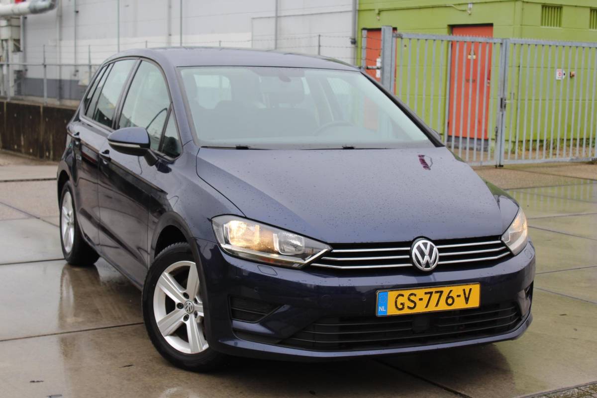 Volkswagen Golf Sportsvan Volkswagen Golf Sportsvan 1.2 TSI Highline multimedia navi clima trekhaak sensoren verwarmbare stoelen