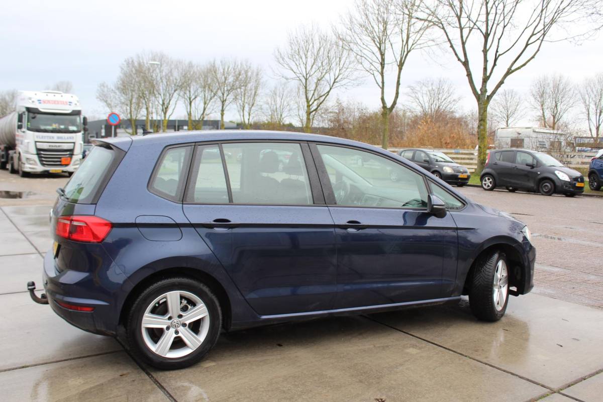 Volkswagen Golf Sportsvan Volkswagen Golf Sportsvan 1.2 TSI Highline multimedia navi clima trekhaak sensoren verwarmbare stoelen