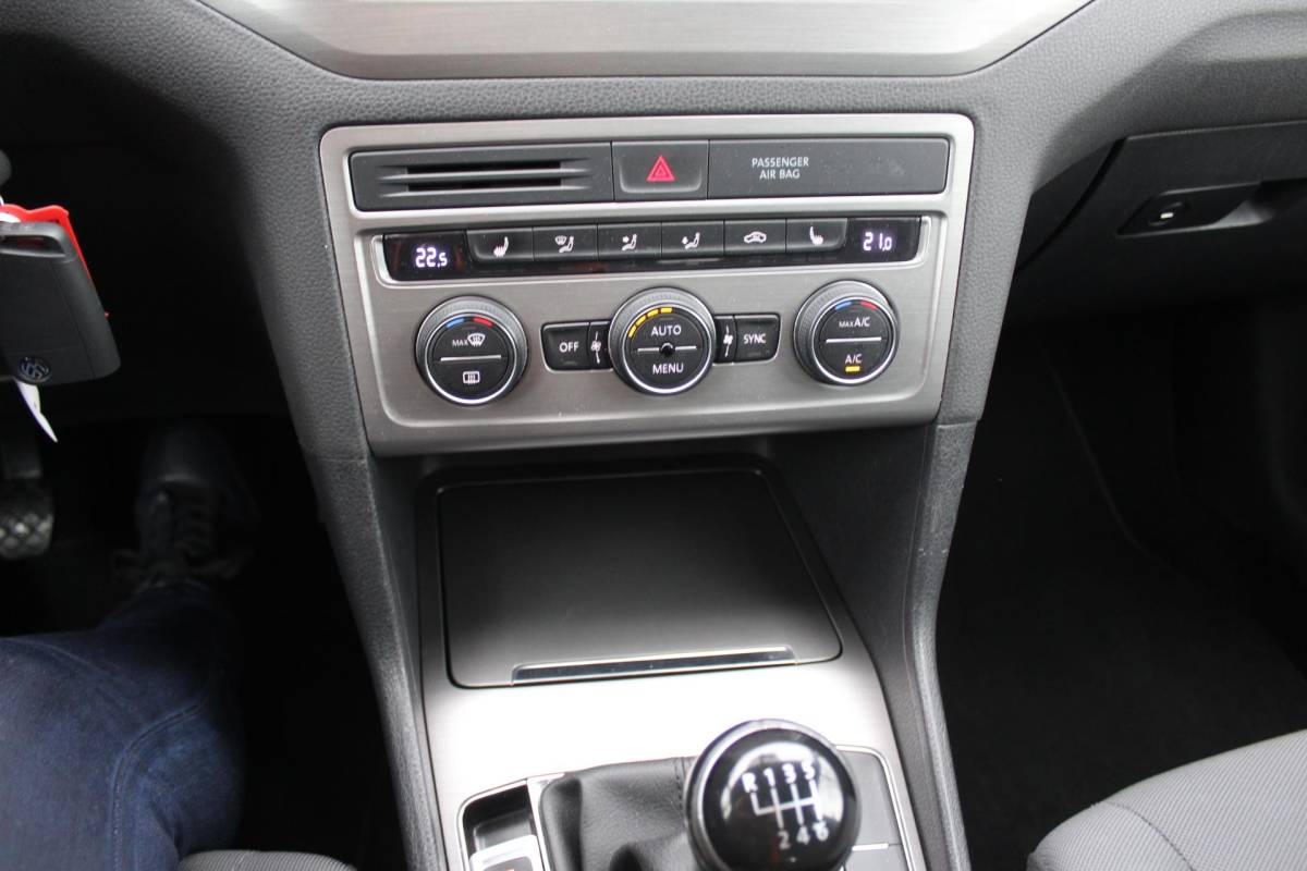 Volkswagen Golf Sportsvan Volkswagen Golf Sportsvan 1.2 TSI Highline multimedia navi clima trekhaak sensoren verwarmbare stoelen