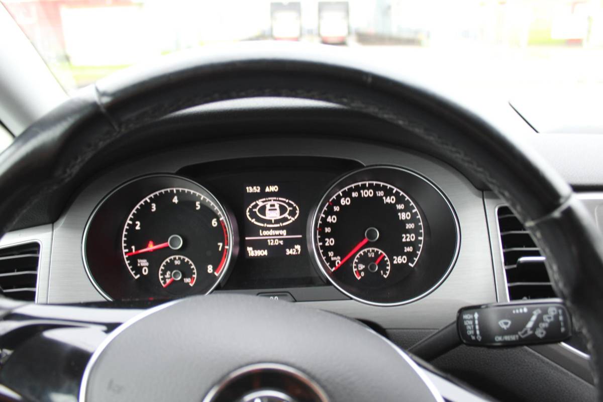 Volkswagen Golf Sportsvan Volkswagen Golf Sportsvan 1.2 TSI Highline multimedia navi clima trekhaak sensoren verwarmbare stoelen