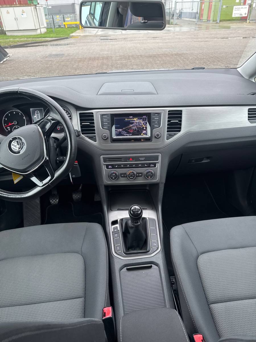 Volkswagen Golf Sportsvan Volkswagen Golf Sportsvan 1.2 TSI Highline multimedia navi clima trekhaak sensoren verwarmbare stoelen