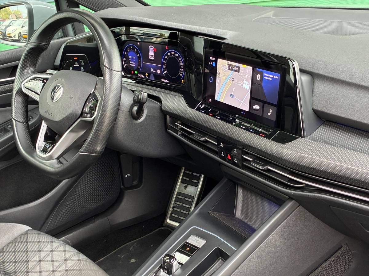 Volkswagen Golf Volkswagen Golf 1.5 eTSI R-Line Business+|Automaat|Panoramadak|Camera|Navigatie|CarPlay|CruiseControl|Climatronic|Goed Onderhouden