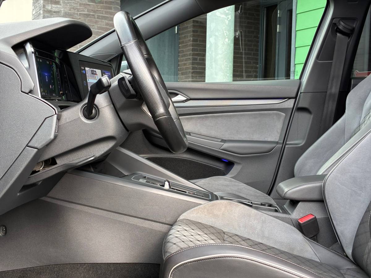 Volkswagen Golf Volkswagen Golf 1.5 eTSI R-Line Business+|Automaat|Panoramadak|Camera|Navigatie|CarPlay|CruiseControl|Climatronic|Goed Onderhouden