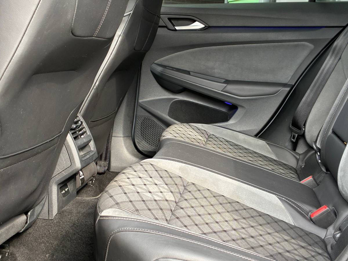 Volkswagen Golf Volkswagen Golf 1.5 eTSI R-Line Business+|Automaat|Panoramadak|Camera|Navigatie|CarPlay|CruiseControl|Climatronic|Goed Onderhouden