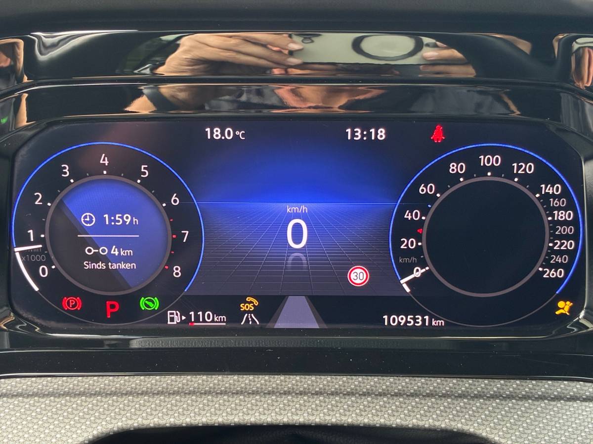 Volkswagen Golf Volkswagen Golf 1.5 eTSI R-Line Business+|Automaat|Panoramadak|Camera|Navigatie|CarPlay|CruiseControl|Climatronic|Goed Onderhouden