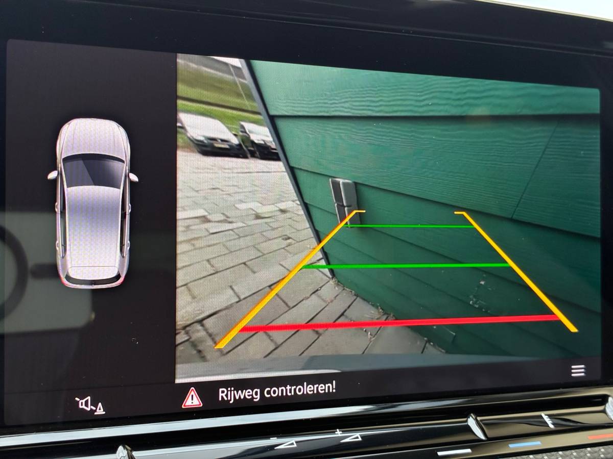 Volkswagen Golf Volkswagen Golf 1.5 eTSI R-Line Business+|Automaat|Panoramadak|Camera|Navigatie|CarPlay|CruiseControl|Climatronic|Goed Onderhouden