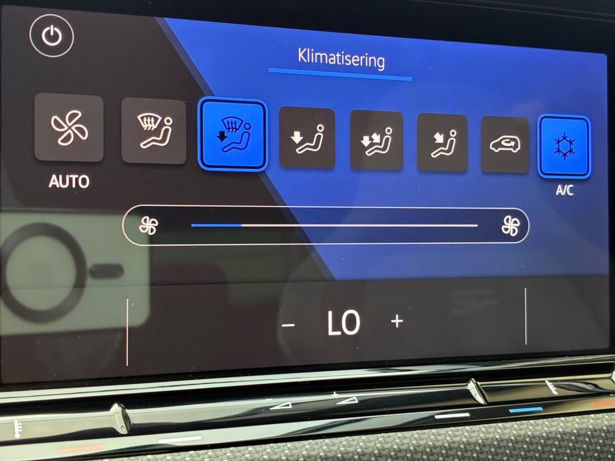 Volkswagen Golf Volkswagen Golf 1.5 eTSI R-Line Business+|Automaat|Panoramadak|Camera|Navigatie|CarPlay|CruiseControl|Climatronic|Goed Onderhouden