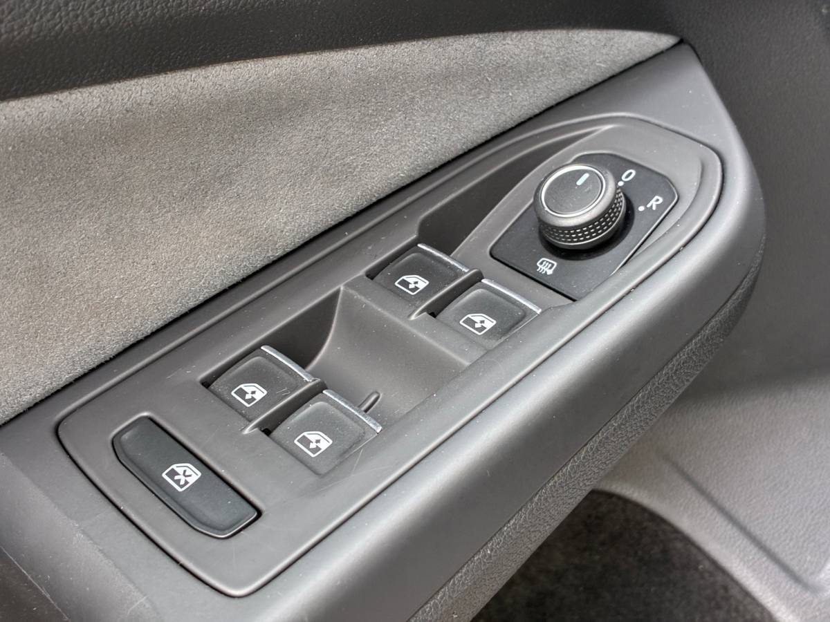 Volkswagen Golf Volkswagen Golf 1.5 eTSI R-Line Business+|Automaat|Panoramadak|Camera|Navigatie|CarPlay|CruiseControl|Climatronic|Goed Onderhouden