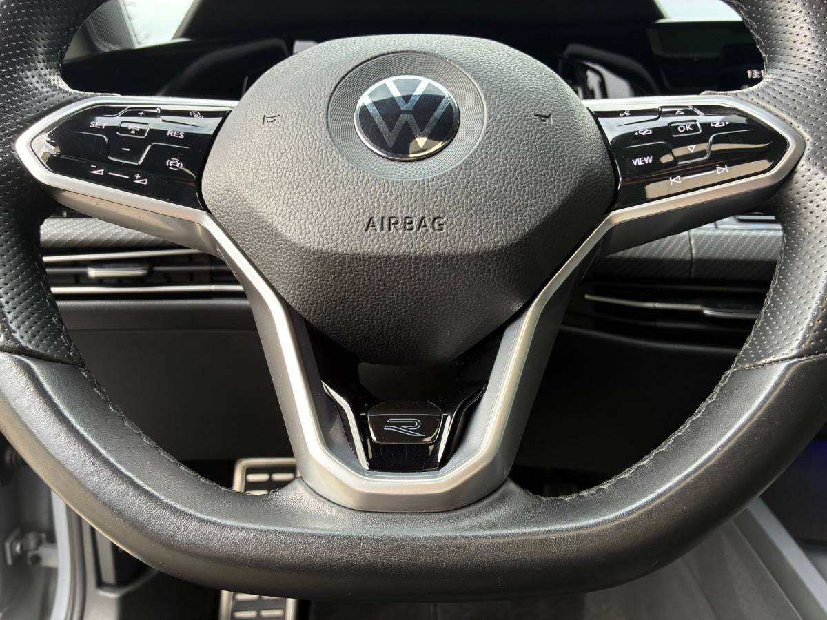 Volkswagen Golf Volkswagen Golf 1.5 eTSI R-Line Business+|Automaat|Panoramadak|Camera|Navigatie|CarPlay|CruiseControl|Climatronic|Goed Onderhouden