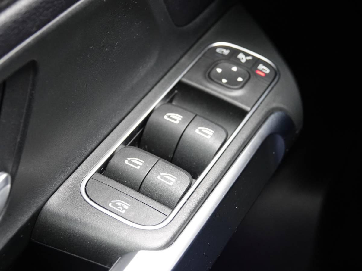 Mercedes-Benz GLB Mercedes-Benz GLB 250 4MATIC 225PK Premium Plus TREKH. | MATRIX | H-LEER | WIDE SCREEN