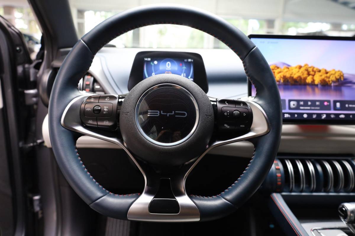 BYD ATTO 3 BYD ATTO 3 Design 60 kWh PANO 360-CAMERA ADAPTIVE-CRUISE LEER STOELVERW. CARPLAY SFEERVERL. ELEC.STOELEN/KLEP 2XPDC 18”LMV ENZ.