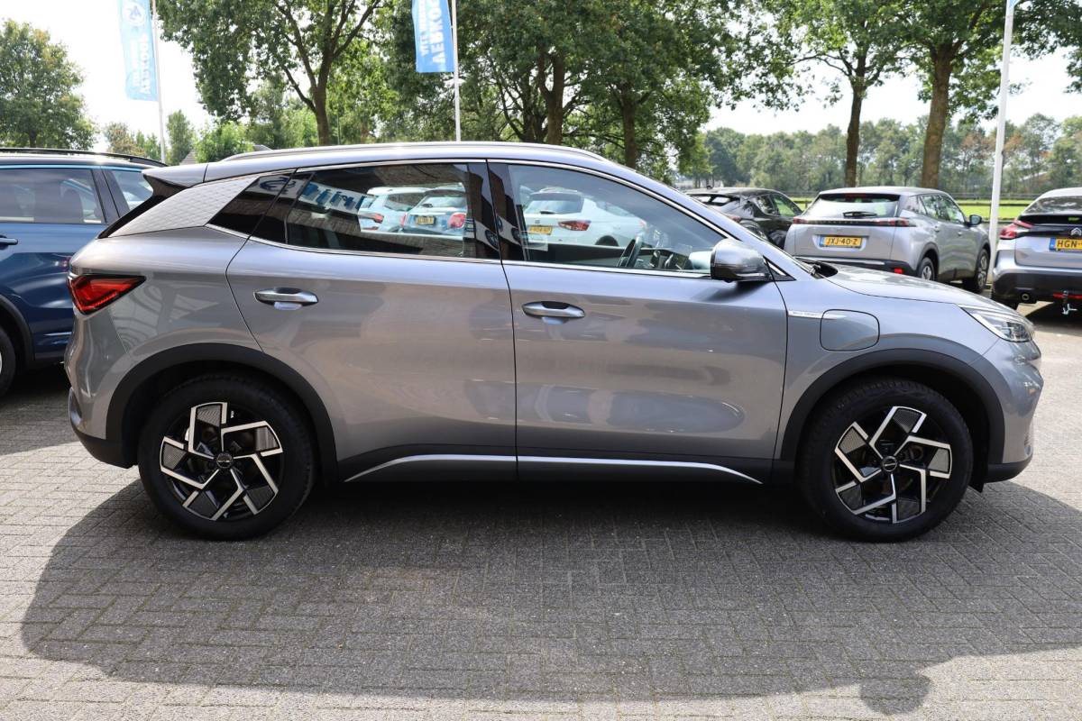 BYD ATTO 3 BYD ATTO 3 Design 60 kWh PANO 360-CAMERA ADAPTIVE-CRUISE LEER STOELVERW. CARPLAY SFEERVERL. ELEC.STOELEN/KLEP 2XPDC 18”LMV ENZ.