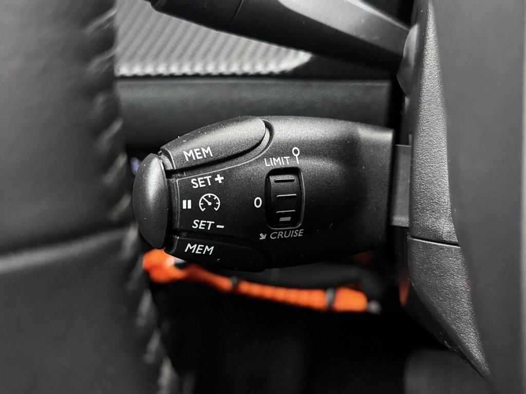 Peugeot e-2008 Peugeot e-2008 EV Allure 50 kWh 92% Winterpakket/Nav/Camera H.Leder/VC/Led