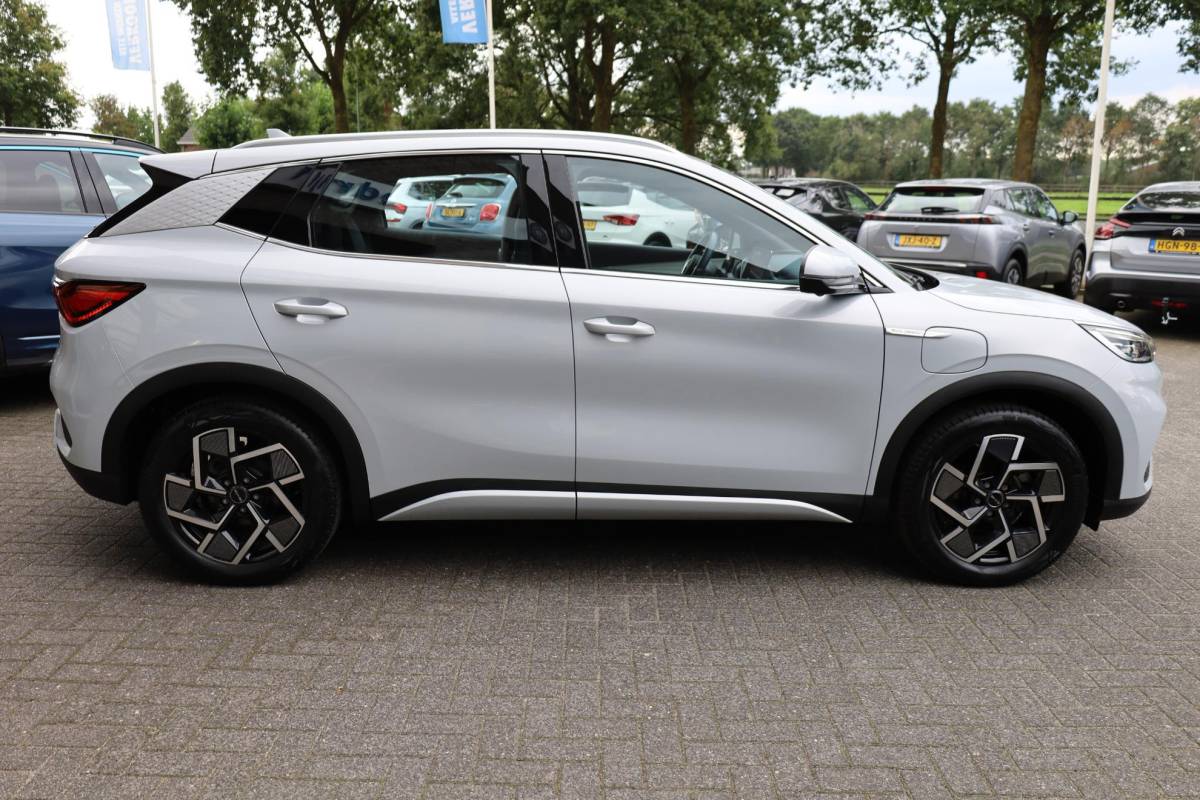 BYD ATTO 3 BYD ATTO 3 Design 60 kWh PANO 360-CAMERA ADAPTIVE-CRUISE LEER STOELVERW. CARPLAY SFEERVERL. ELEC.STOELEN/KLEP 2XPDC 18”LMV ENZ.