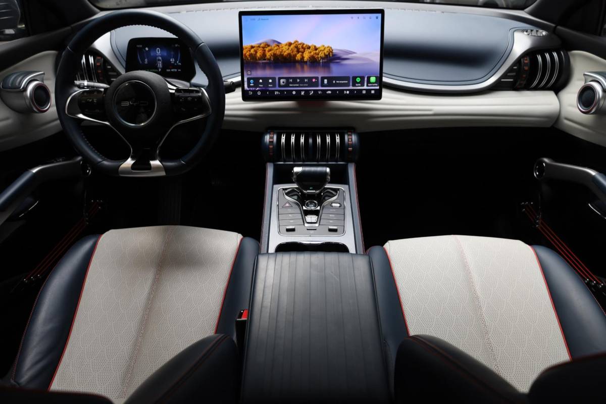 BYD ATTO 3 BYD ATTO 3 Design 60 kWh PANO 360-CAMERA ADAPTIVE-CRUISE LEER STOELVERW. CARPLAY SFEERVERL. ELEC.STOELEN/KLEP 2XPDC 18”LMV ENZ.