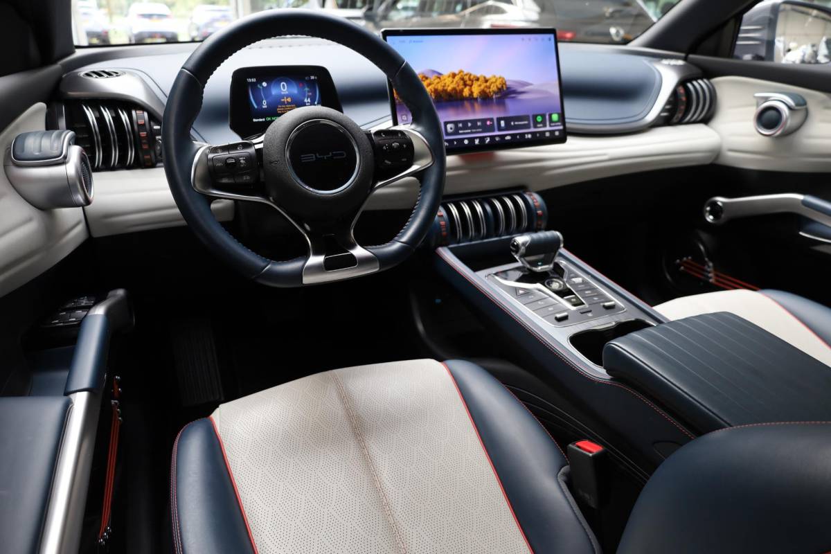 BYD ATTO 3 BYD ATTO 3 Design 60 kWh PANO 360-CAMERA ADAPTIVE-CRUISE LEER STOELVERW. CARPLAY SFEERVERL. ELEC.STOELEN/KLEP 2XPDC 18”LMV ENZ.