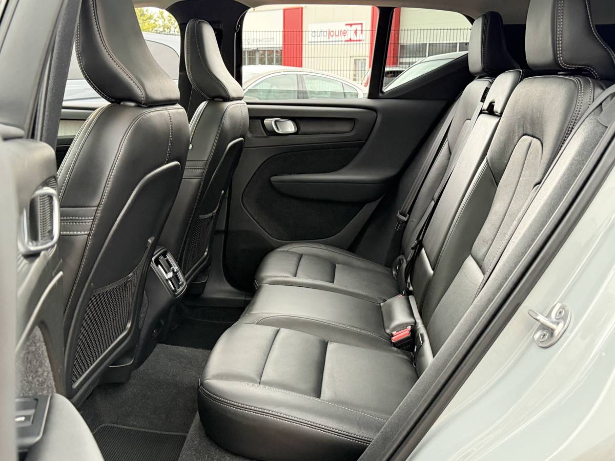 Volvo XC40 Volvo XC40 2.0 B4 Plus Dark | Navigatie | Pilot assist | Harman-kardon | Panoramadak | 360 camera | Leer | Full LED | DAB+ | NL auto!! |