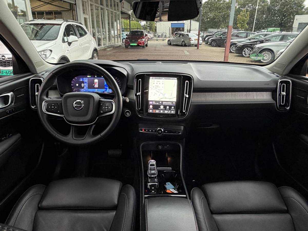 Volvo XC40 Volvo XC40 2.0 B4 Plus Dark | Navigatie | Pilot assist | Harman-kardon | Panoramadak | 360 camera | Leer | Full LED | DAB+ | NL auto!! |