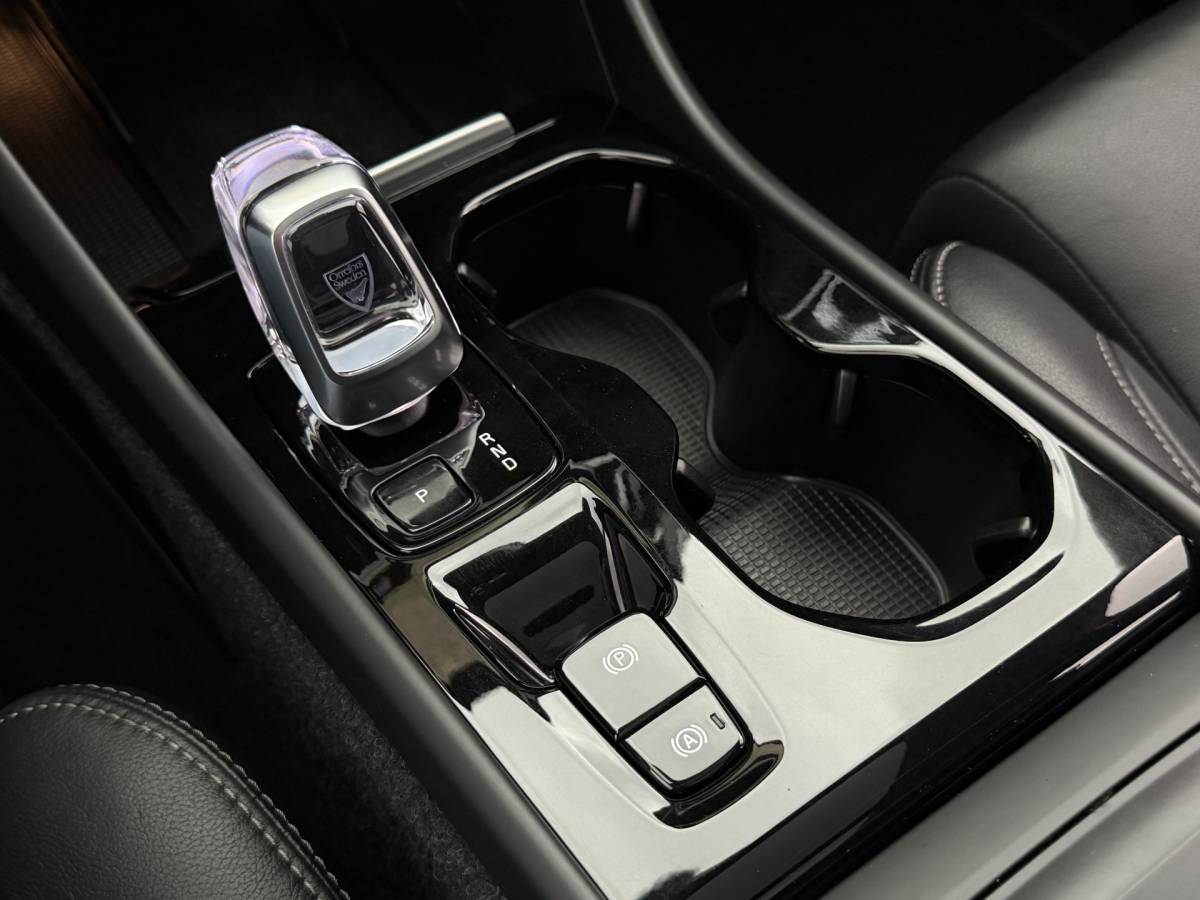 Volvo XC40 Volvo XC40 2.0 B4 Plus Dark | Navigatie | Pilot assist | Harman-kardon | Panoramadak | 360 camera | Leer | Full LED | DAB+ | NL auto!! |