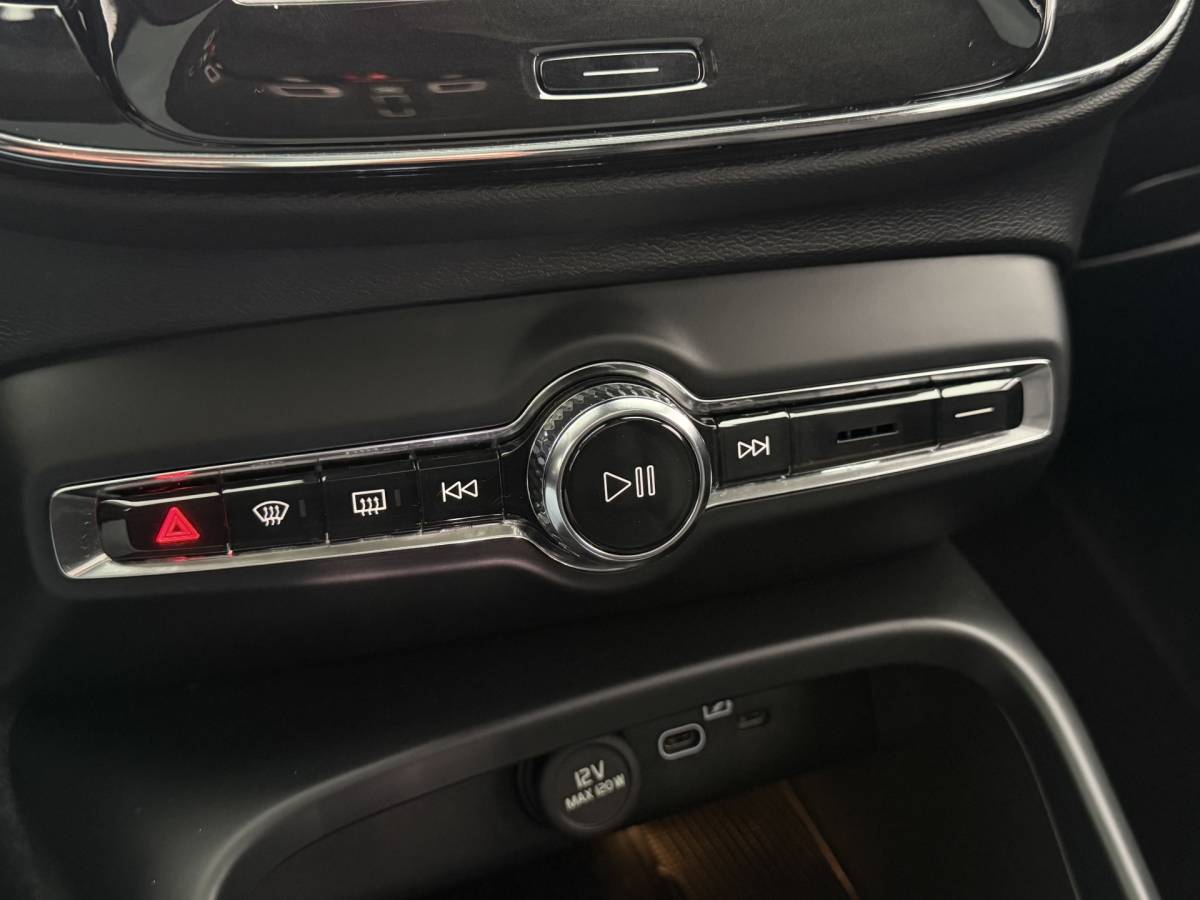 Volvo XC40 Volvo XC40 2.0 B4 Plus Dark | Navigatie | Pilot assist | Harman-kardon | Panoramadak | 360 camera | Leer | Full LED | DAB+ | NL auto!! |