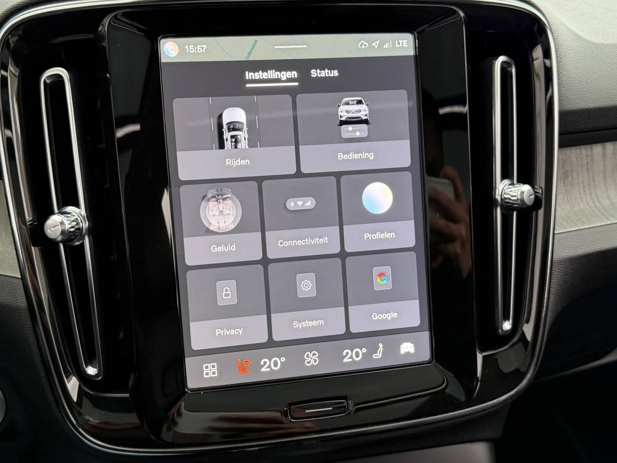 Volvo XC40 Volvo XC40 2.0 B4 Plus Dark | Navigatie | Pilot assist | Harman-kardon | Panoramadak | 360 camera | Leer | Full LED | DAB+ | NL auto!! |