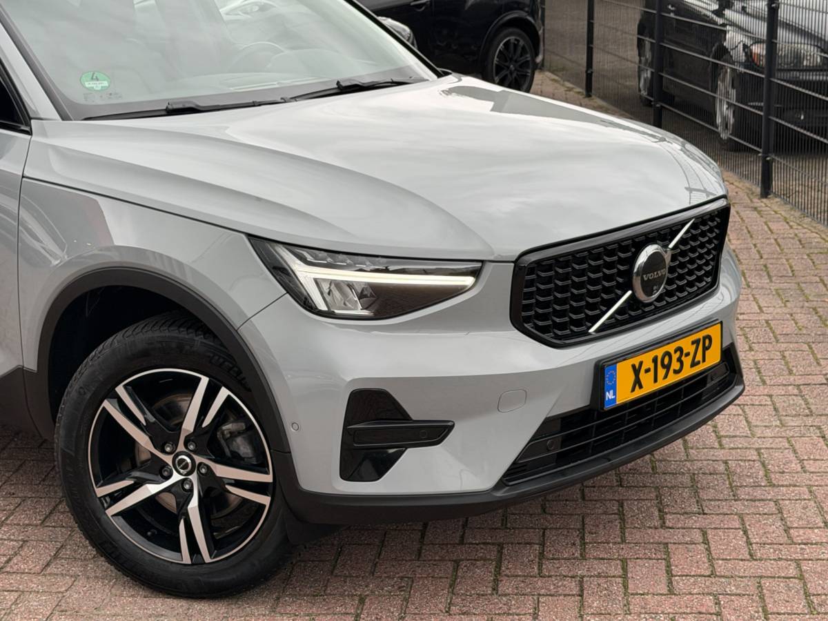 Volvo XC40 Volvo XC40 2.0 B4 Plus Dark | Navigatie | Pilot assist | Harman-kardon | Panoramadak | 360 camera | Leer | Full LED | DAB+ | NL auto!! |