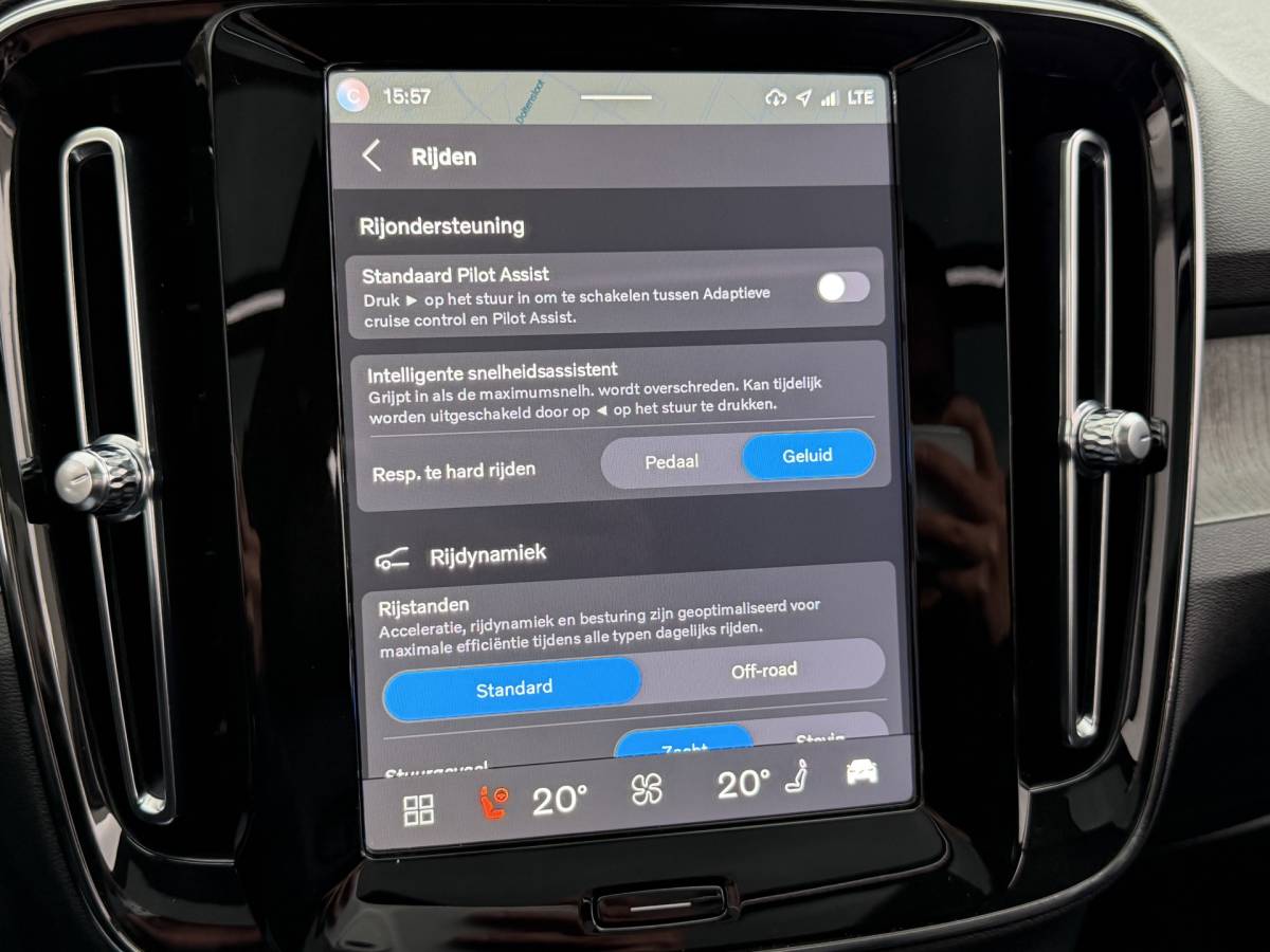 Volvo XC40 Volvo XC40 2.0 B4 Plus Dark | Navigatie | Pilot assist | Harman-kardon | Panoramadak | 360 camera | Leer | Full LED | DAB+ | NL auto!! |