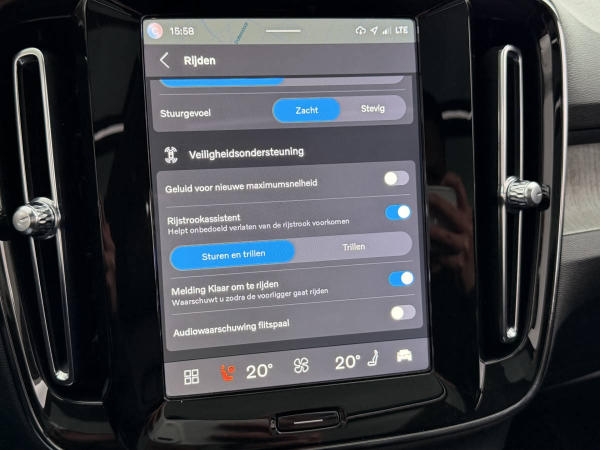 Volvo XC40 Volvo XC40 2.0 B4 Plus Dark | Navigatie | Pilot assist | Harman-kardon | Panoramadak | 360 camera | Leer | Full LED | DAB+ | NL auto!! |