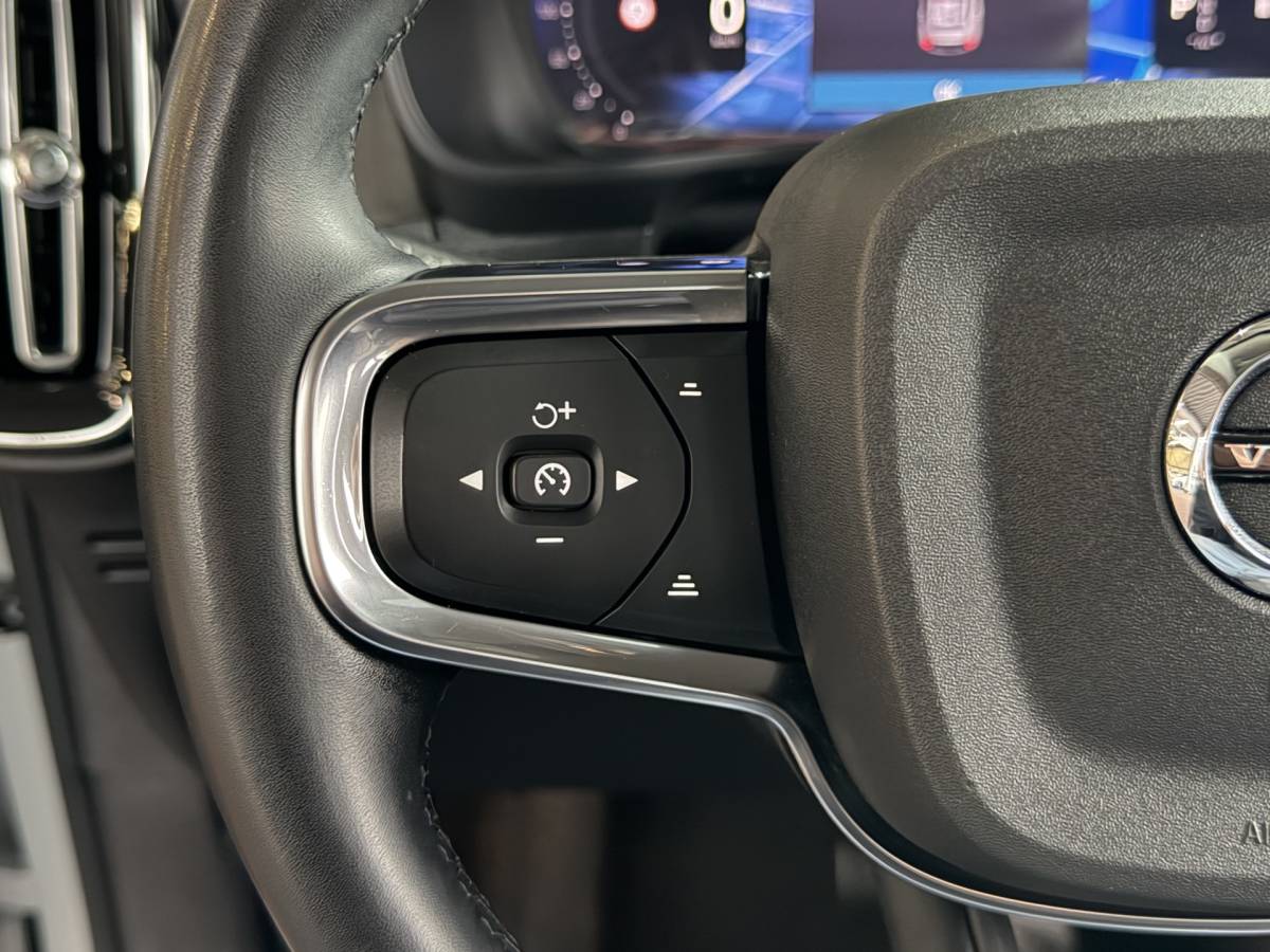 Volvo XC40 Volvo XC40 2.0 B4 Plus Dark | Navigatie | Pilot assist | Harman-kardon | Panoramadak | 360 camera | Leer | Full LED | DAB+ | NL auto!! |