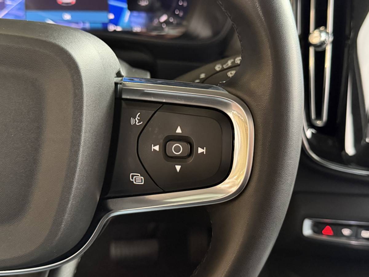 Volvo XC40 Volvo XC40 2.0 B4 Plus Dark | Navigatie | Pilot assist | Harman-kardon | Panoramadak | 360 camera | Leer | Full LED | DAB+ | NL auto!! |