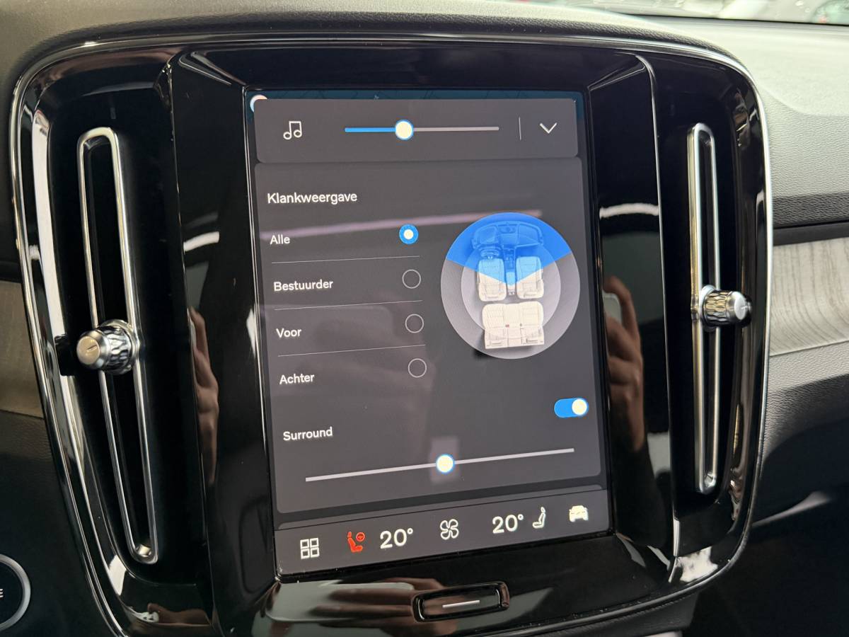 Volvo XC40 Volvo XC40 2.0 B4 Plus Dark | Navigatie | Pilot assist | Harman-kardon | Panoramadak | 360 camera | Leer | Full LED | DAB+ | NL auto!! |