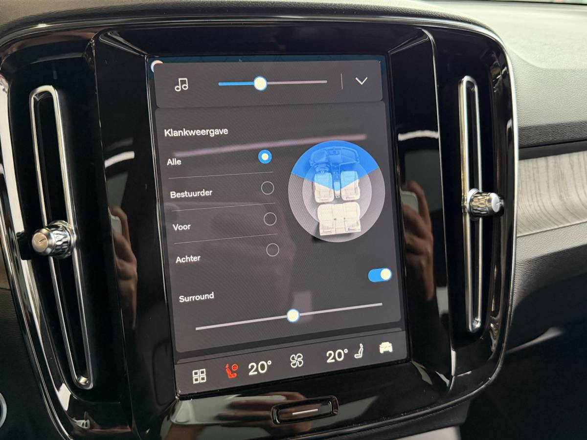 Volvo XC40 Volvo XC40 2.0 B4 Plus Dark | Navigatie | Pilot assist | Harman-kardon | Panoramadak | 360 camera | Leer | Full LED | DAB+ | NL auto!! |