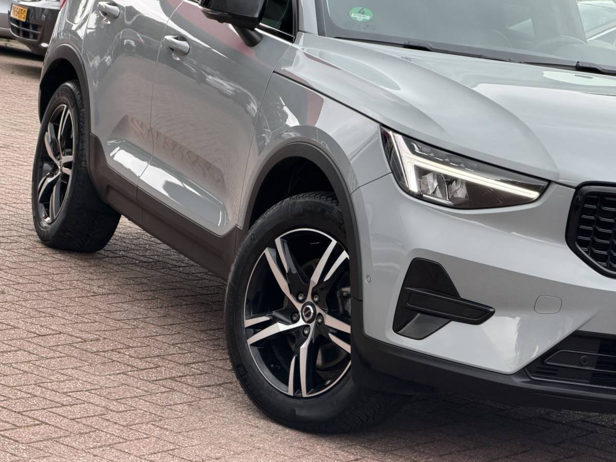 Volvo XC40 Volvo XC40 2.0 B4 Plus Dark | Navigatie | Pilot assist | Harman-kardon | Panoramadak | 360 camera | Leer | Full LED | DAB+ | NL auto!! |