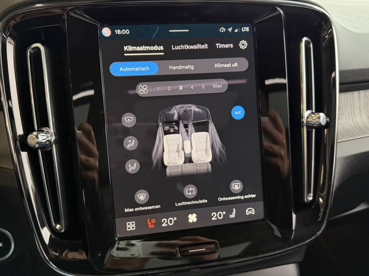 Volvo XC40 Volvo XC40 2.0 B4 Plus Dark | Navigatie | Pilot assist | Harman-kardon | Panoramadak | 360 camera | Leer | Full LED | DAB+ | NL auto!! |