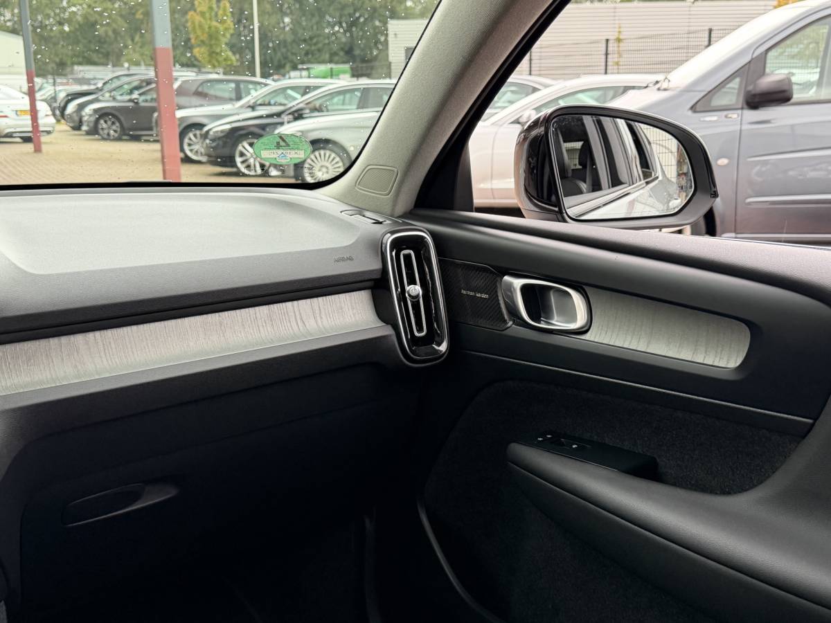 Volvo XC40 Volvo XC40 2.0 B4 Plus Dark | Navigatie | Pilot assist | Harman-kardon | Panoramadak | 360 camera | Leer | Full LED | DAB+ | NL auto!! |