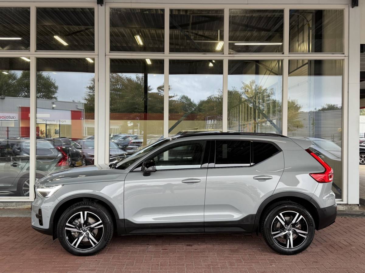 Volvo XC40 Volvo XC40 2.0 B4 Plus Dark | Navigatie | Pilot assist | Harman-kardon | Panoramadak | 360 camera | Leer | Full LED | DAB+ | NL auto!! |