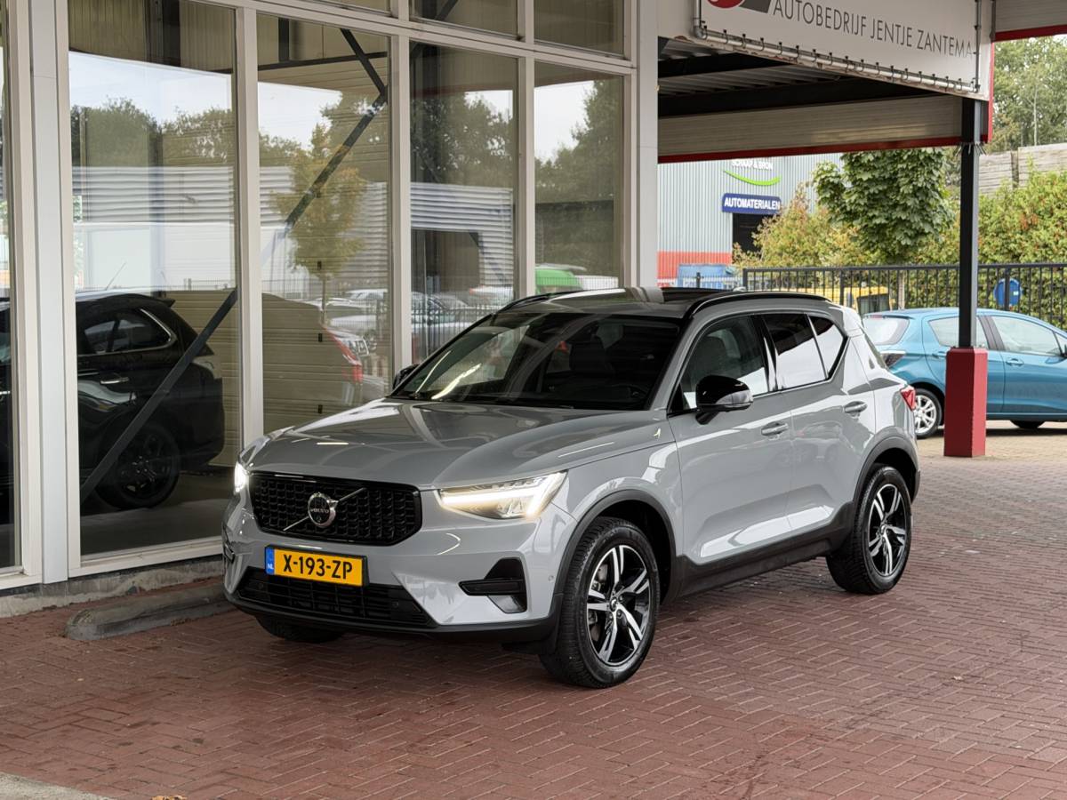 Volvo XC40 Volvo XC40 2.0 B4 Plus Dark | Navigatie | Pilot assist | Harman-kardon | Panoramadak | 360 camera | Leer | Full LED | DAB+ | NL auto!! |