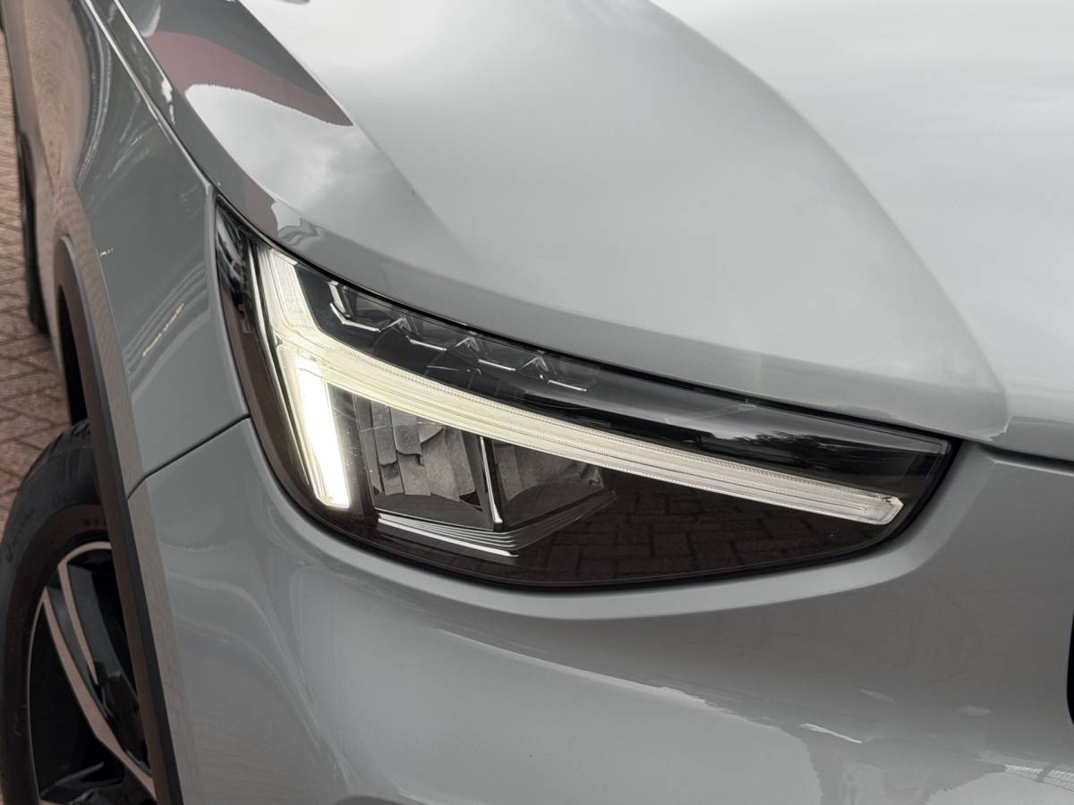 Volvo XC40 Volvo XC40 2.0 B4 Plus Dark | Navigatie | Pilot assist | Harman-kardon | Panoramadak | 360 camera | Leer | Full LED | DAB+ | NL auto!! |