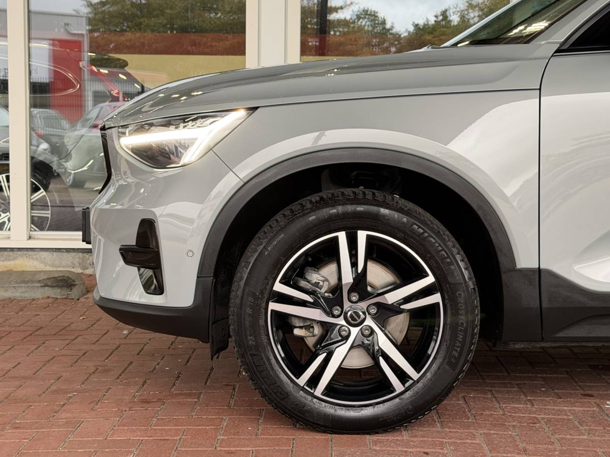 Volvo XC40 Volvo XC40 2.0 B4 Plus Dark | Navigatie | Pilot assist | Harman-kardon | Panoramadak | 360 camera | Leer | Full LED | DAB+ | NL auto!! |