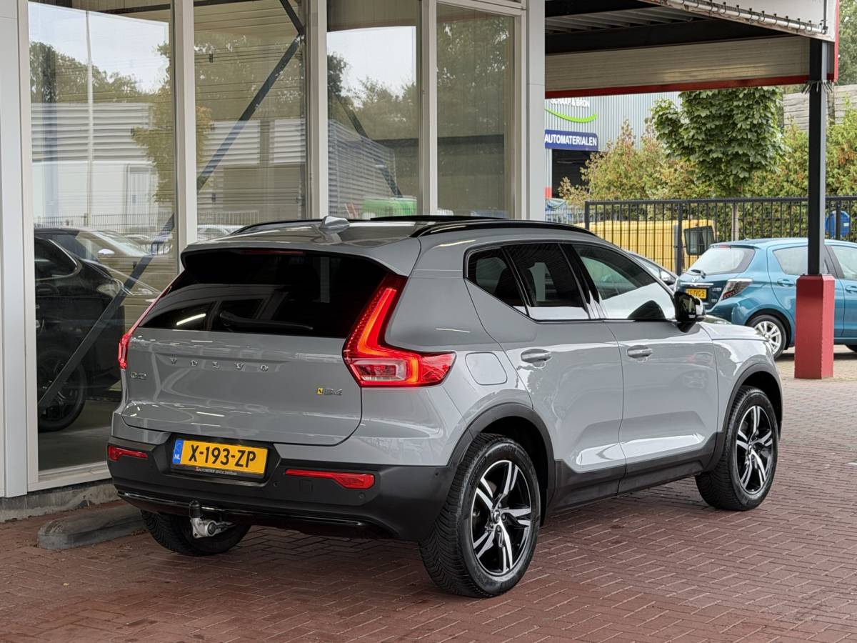 Volvo XC40 Volvo XC40 2.0 B4 Plus Dark | Navigatie | Pilot assist | Harman-kardon | Panoramadak | 360 camera | Leer | Full LED | DAB+ | NL auto!! |