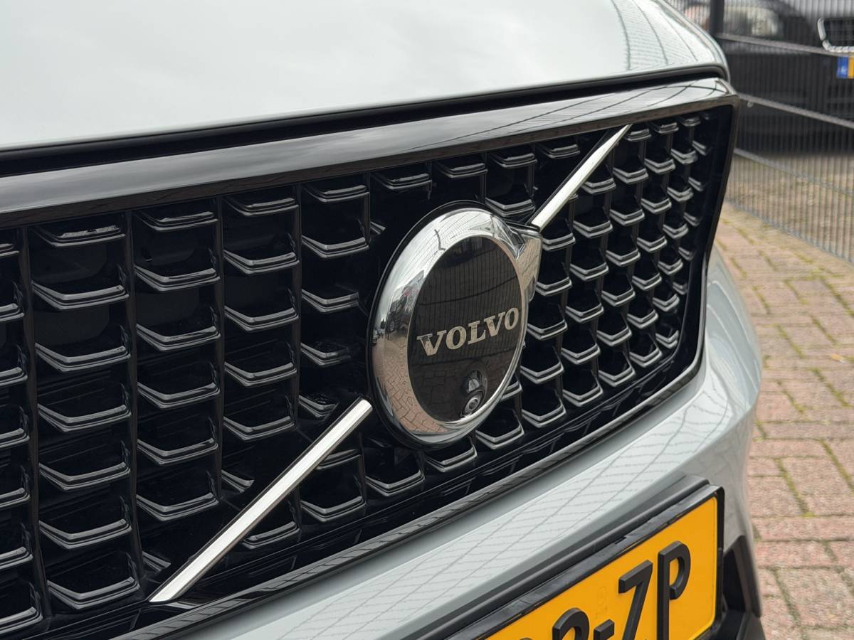 Volvo XC40 Volvo XC40 2.0 B4 Plus Dark | Navigatie | Pilot assist | Harman-kardon | Panoramadak | 360 camera | Leer | Full LED | DAB+ | NL auto!! |