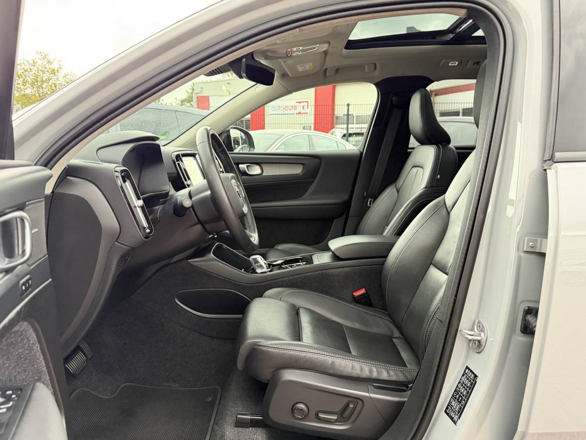 Volvo XC40 Volvo XC40 2.0 B4 Plus Dark | Navigatie | Pilot assist | Harman-kardon | Panoramadak | 360 camera | Leer | Full LED | DAB+ | NL auto!! |