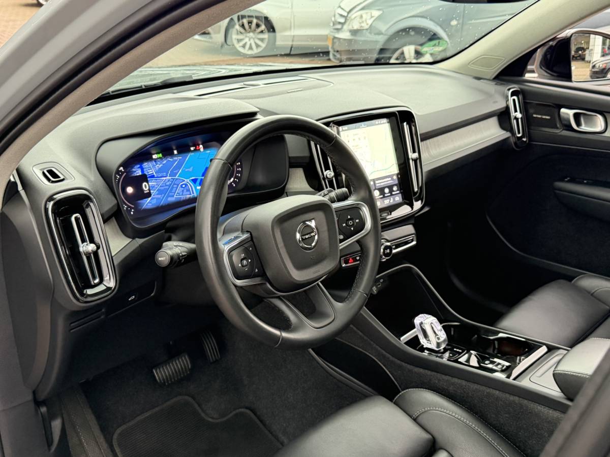 Volvo XC40 Volvo XC40 2.0 B4 Plus Dark | Navigatie | Pilot assist | Harman-kardon | Panoramadak | 360 camera | Leer | Full LED | DAB+ | NL auto!! |