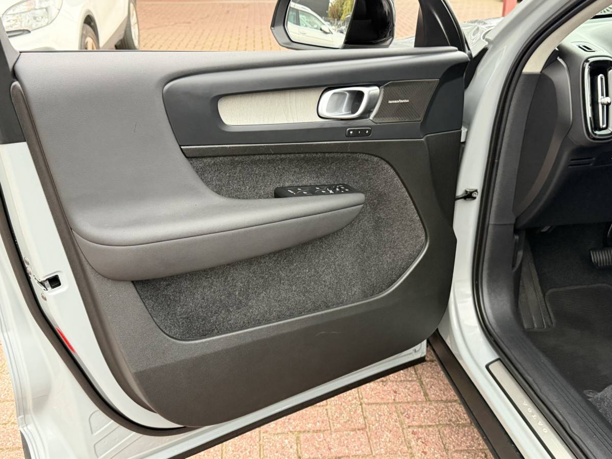 Volvo XC40 Volvo XC40 2.0 B4 Plus Dark | Navigatie | Pilot assist | Harman-kardon | Panoramadak | 360 camera | Leer | Full LED | DAB+ | NL auto!! |
